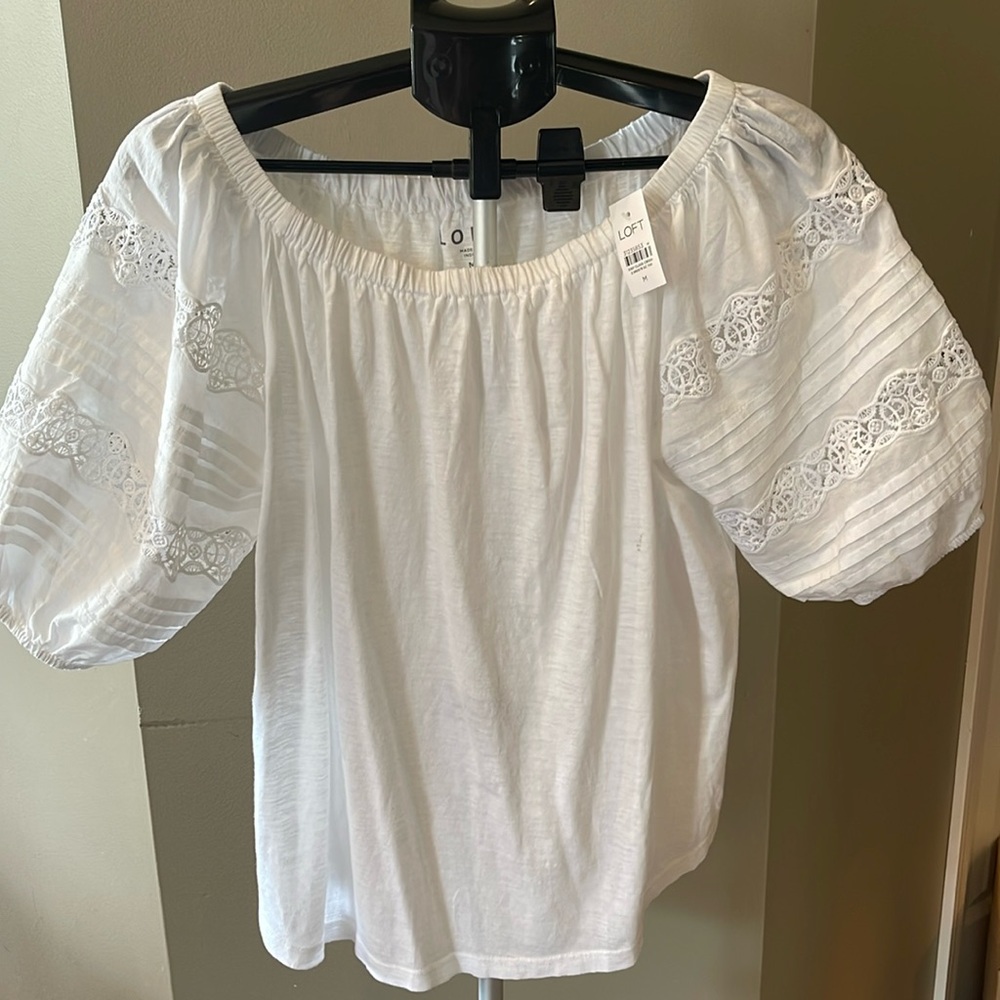 🌸Loft NWT Beautiful white top with embellished sleeves🌸